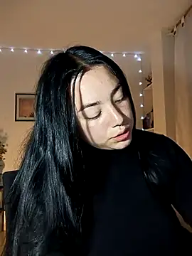 Snapshot of helena_smith chatting on 03.04.25 helena smith online show from 03.04.25