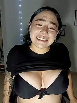 Snapshot of helena_smith chatting on 03.06.25 helena smith online show from 03.06.25