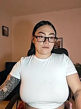 Snapshot of helena_smith chatting on 09.18.25 helena smith online show from 09.18.25