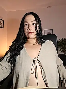 Snapshot of helena_smith chatting on 11.10.25 helena smith online show from 11.10.25