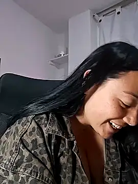 Snapshot of helena_smith chatting on 12.15.25 helena smith online show from 12.15.25