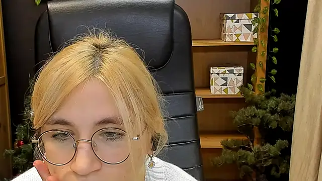 Snapshot of Moon13152 chatting on 12.26.24 Moon13152 online show from 12.26.24
