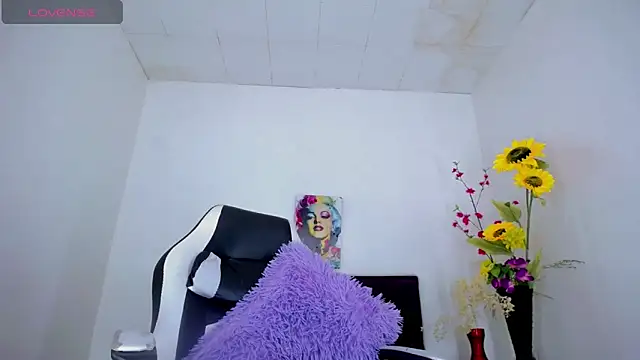 Snapshot of samantha_official_ chatting on 12.07.24 samantha official online show from 12.07.24