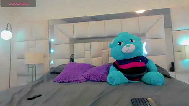 Snapshot of samantha_official_ chatting on 01.17.25 samantha official online show from 01.17.25