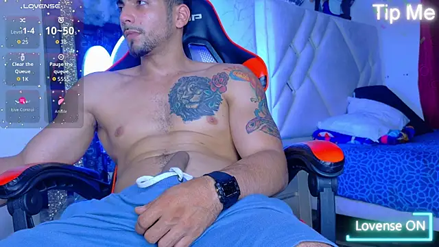 Snapshot of Rich_boy01 chatting on 11.08.25 Rich boy01 online show from 11.08.25