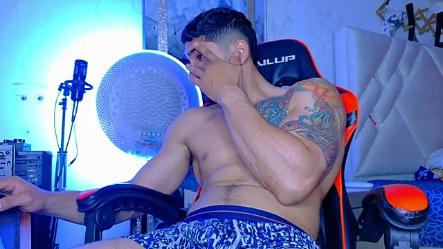 Snapshot of Rich_boy01 chatting on 11.14.25 Rich boy01 online show from 11.14.25