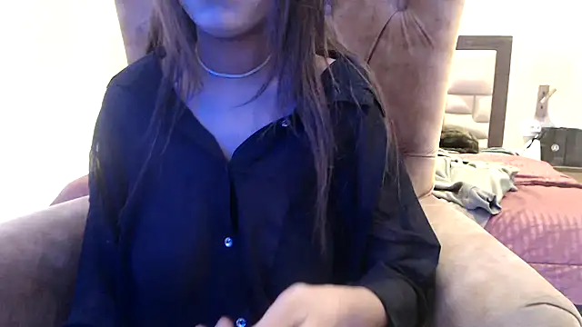 Snapshot of chhui_mui chatting on 02.14.25 chhui mui online show from 02.14.25