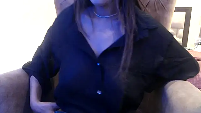 Snapshot of chhui_mui chatting on 02.14.25 chhui mui online show from 02.14.25