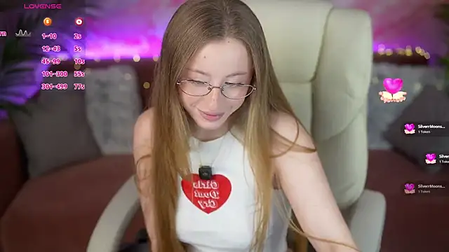 Snapshot of SilverrMoon chatting on 03.27.26 SilverrMoon online show from 03.27.26