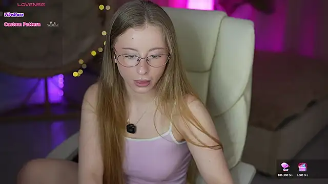 Snapshot of SilverrMoon chatting on 03.31.26 SilverrMoon online show from 03.31.26