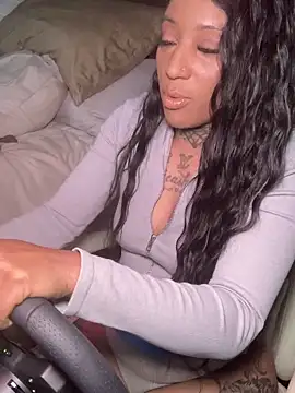 CrownedNyaries online show from 12.24.24