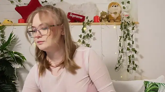 Snapshot of MonicaAsis chatting on 03.13.25 MonicaAsis online show from 03.13.25