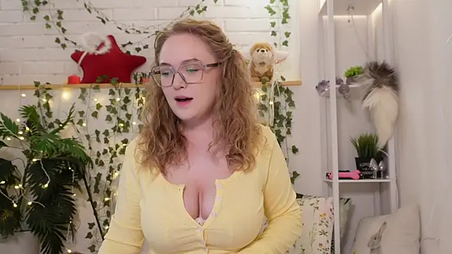 Snapshot of MonicaAsis chatting on 09.11.25 MonicaAsis online show from 09.11.25