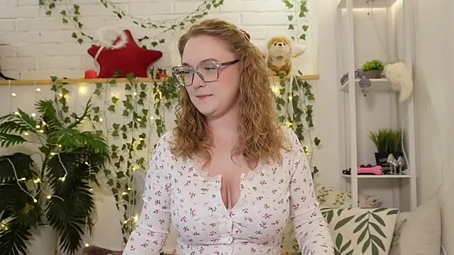 Snapshot of MonicaAsis chatting on 09.13.25 MonicaAsis online show from 09.13.25