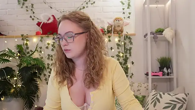 Snapshot of MonicaAsis chatting on 09.21.25 MonicaAsis online show from 09.21.25