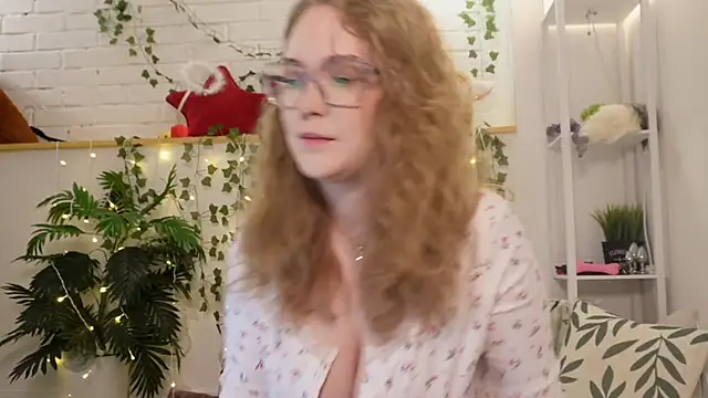 Snapshot of MonicaAsis chatting on 10.02.25 MonicaAsis online show from 10.02.25