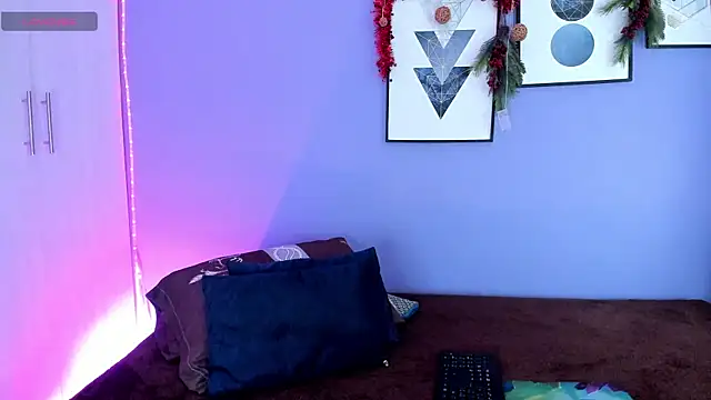 Snapshot of candyy_bella chatting on 12.14.24 candyy bella online show from 12.14.24