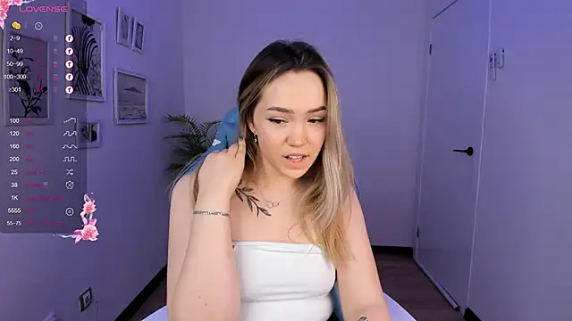 Snapshot of Evia_r0se chatting on 12.10.24 Evia r0se online show from 12.10.24