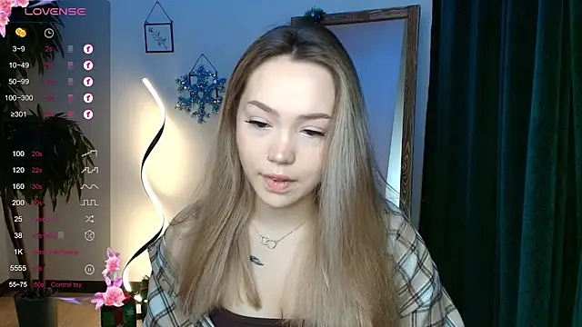 Snapshot of Evia_r0se chatting on 12.17.24 Evia r0se online show from 12.17.24