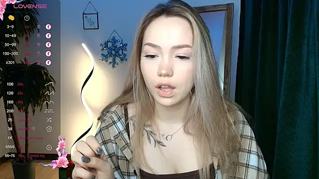 Snapshot of Evia_r0se chatting on 12.17.24 Evia r0se online show from 12.17.24