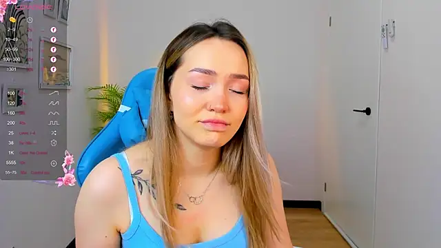 Snapshot of Evia_r0se chatting on 12.19.24 Evia r0se online show from 12.19.24