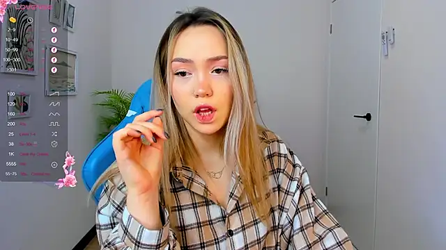 Snapshot of Evia_r0se chatting on 12.20.24 Evia r0se online show from 12.20.24