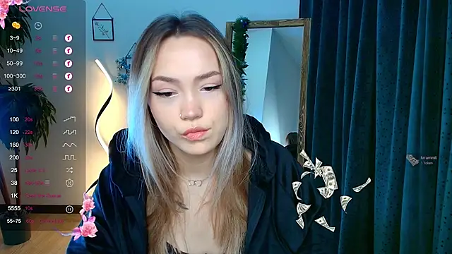 Snapshot of Evia_r0se chatting on 12.22.24 Evia r0se online show from 12.22.24