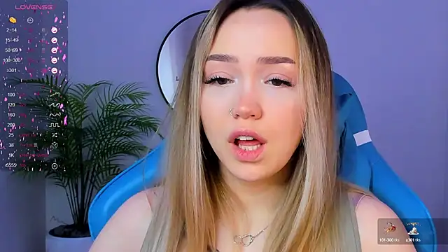 Snapshot of Evia_r0se chatting on 01.05.25 Evia r0se online show from 01.05.25