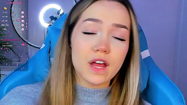 Snapshot of Evia_r0se chatting on 01.05.25 Evia r0se online show from 01.05.25