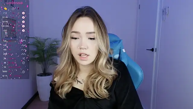 Snapshot of Evia_r0se chatting on 01.28.25 Evia r0se online show from 01.28.25