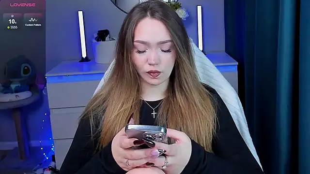 Snapshot of Evia_r0se chatting on 10.18.25 Evia r0se online show from 10.18.25