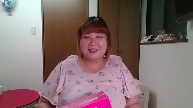 Snapshot of SAKU-RA-chan chatting on 06.16.26 SAKU-RA-chan online show from 06.16.26