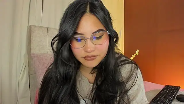 Little Ivy online show from 10.03.25