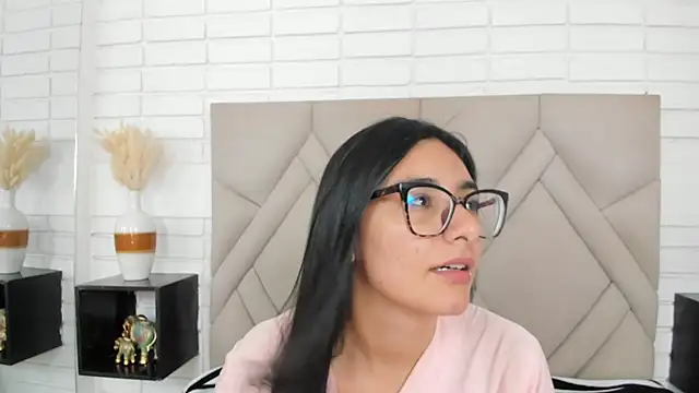 Isis Osman online show from 09.26.25