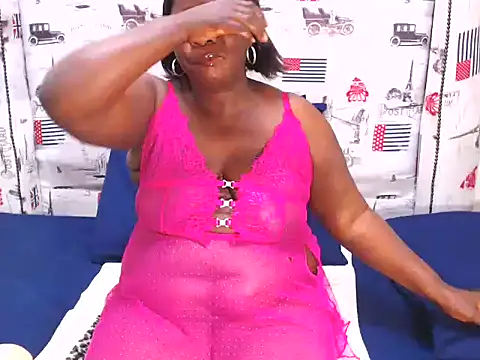 Snapshot of Honeybumsx32 chatting on 10.08.25 Honeybumsx32 online show from 10.08.25