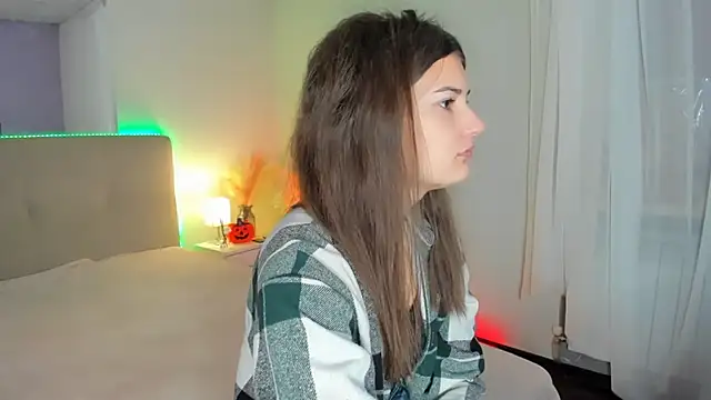 Laura Leee online show from 10.17.25