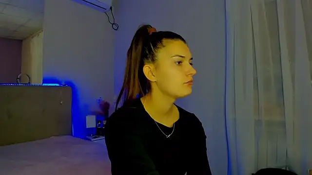 Laura Leee online show from 11.17.25