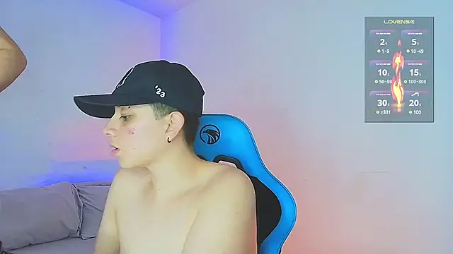 Snapshot of aron_wi chatting on 12.18.24 aron wi online show from 12.18.24