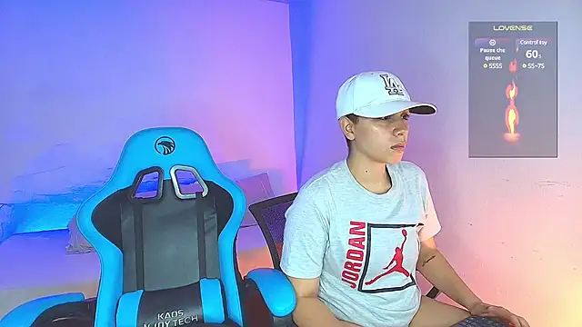 Snapshot of aron_wi chatting on 12.22.24 aron wi online show from 12.22.24