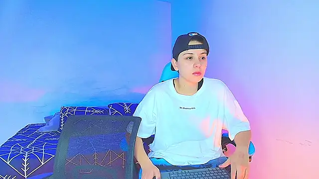 Snapshot of aron_wi chatting on 12.23.24 aron wi online show from 12.23.24