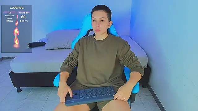 Snapshot of aron_wi chatting on 01.12.25 aron wi online show from 01.12.25