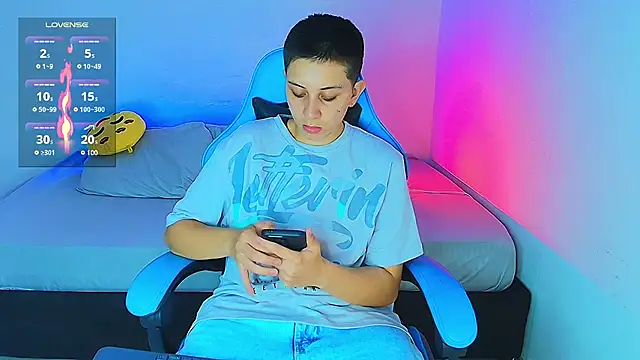 Snapshot of aron_wi chatting on 01.19.25 aron wi online show from 01.19.25