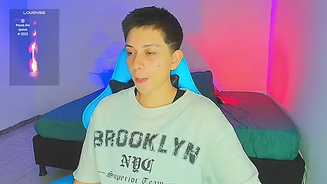 Snapshot of aron_wi chatting on 02.13.25 aron wi online show from 02.13.25