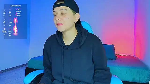 Snapshot of aron_wi chatting on 02.14.25 aron wi online show from 02.14.25