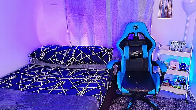 Snapshot of aron_wi chatting on 09.15.25 aron wi online show from 09.15.25