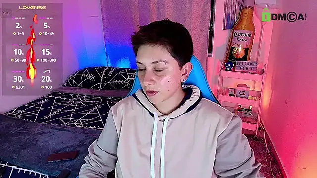 Snapshot of aron_wi chatting on 09.21.25 aron wi online show from 09.21.25