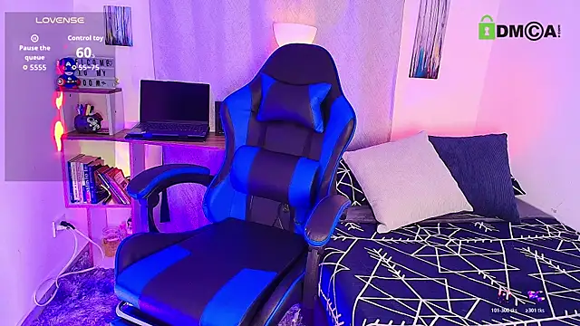 Snapshot of aron_wi chatting on 10.30.25 aron wi online show from 10.30.25