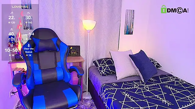 Snapshot of aron_wi chatting on 11.03.25 aron wi online show from 11.03.25