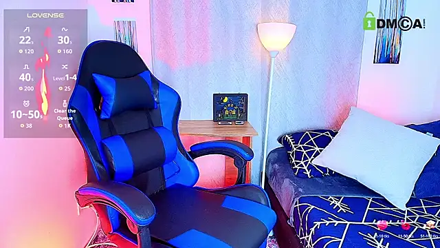 Snapshot of aron_wi chatting on 11.04.25 aron wi online show from 11.04.25