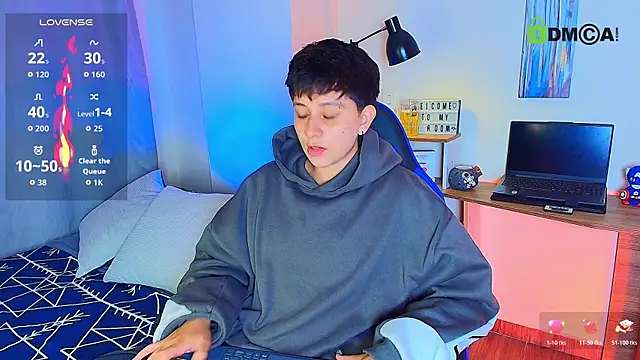 Snapshot of aron_wi chatting on 12.14.25 aron wi online show from 12.14.25